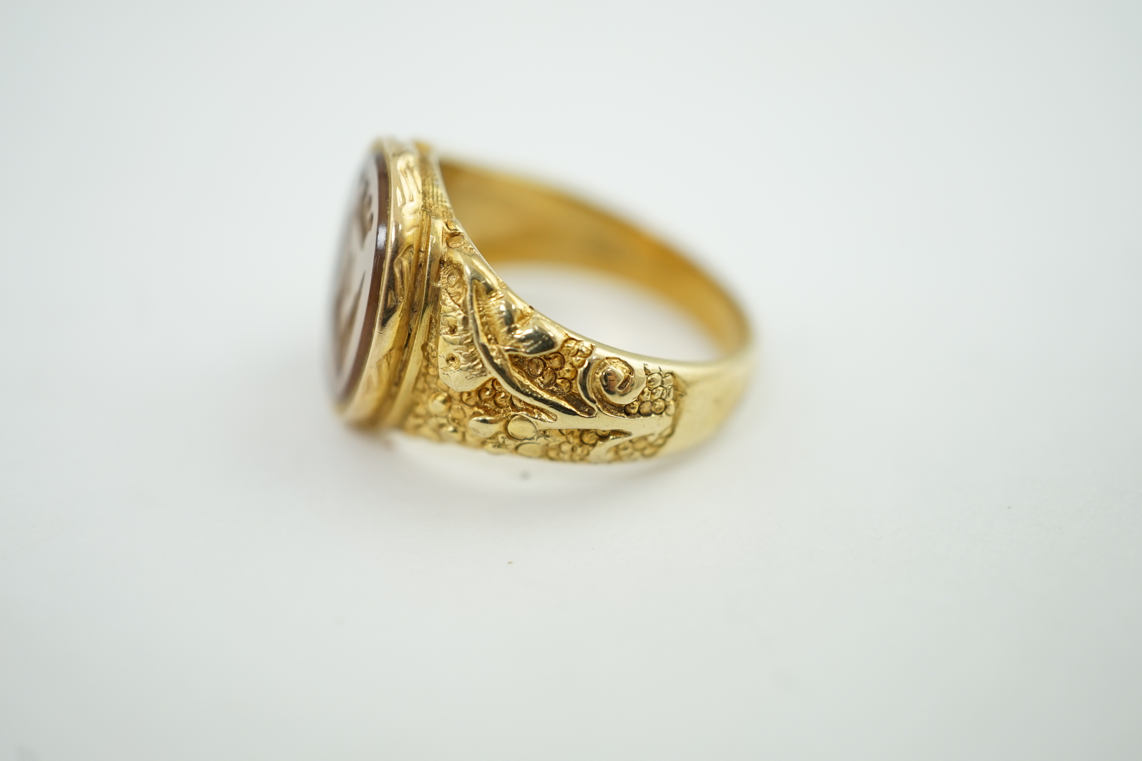 A modern 9ct gold signet ring